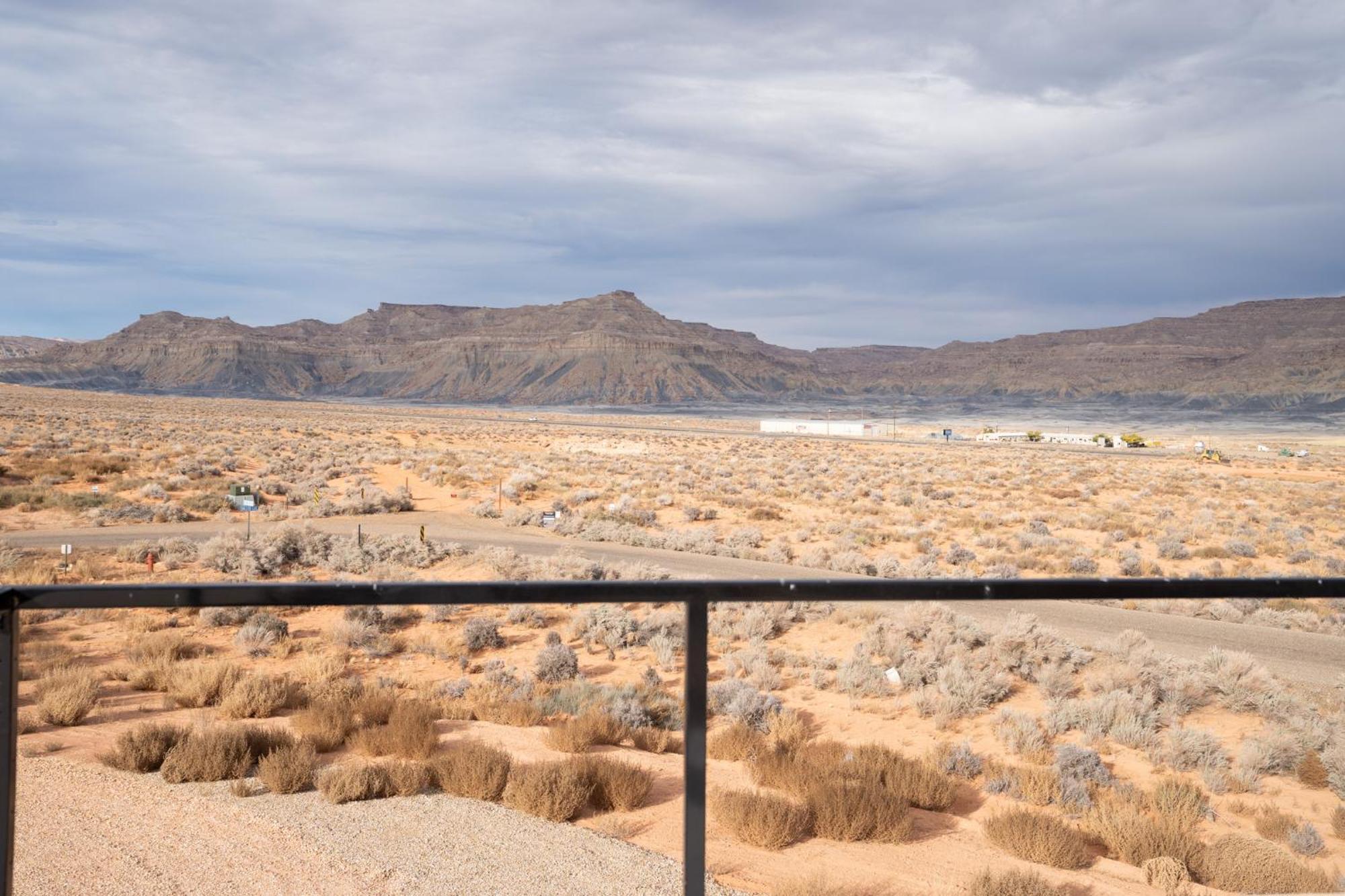 Page Arizona Border Town- Grand Serenity Room With Mesa Views 빅 워터 외부 사진